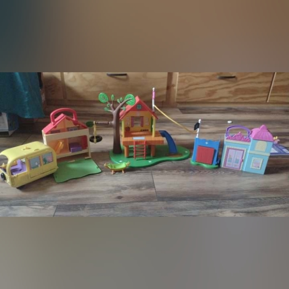 Peppa Pig houses and accessories
